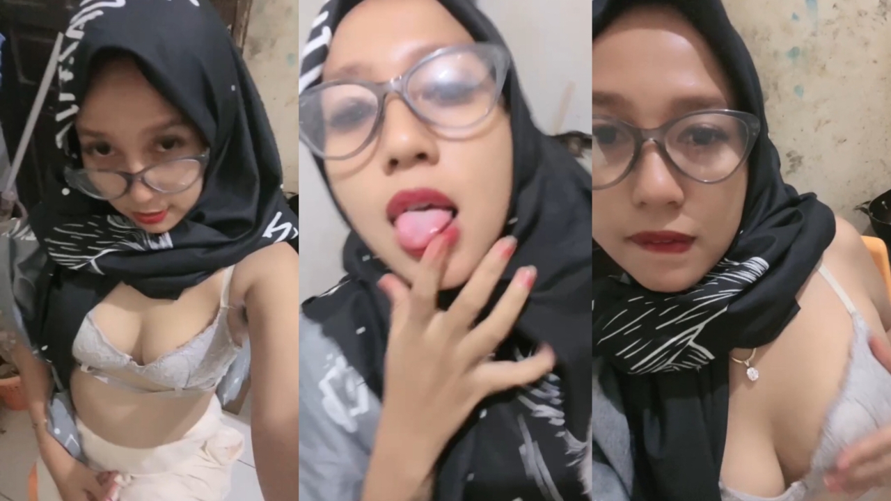 Bokep Indo abg hijab kacamata pamer tubuh mulus