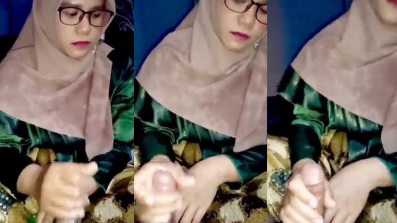 Bokep indo hijab kacamata ngocokin sampe crot