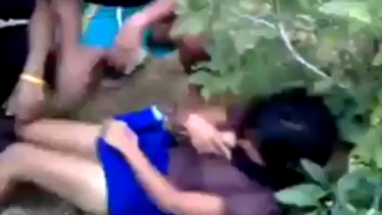 Bokep SMP bocil terbaru kena paksa ngewe di gilir rame2
