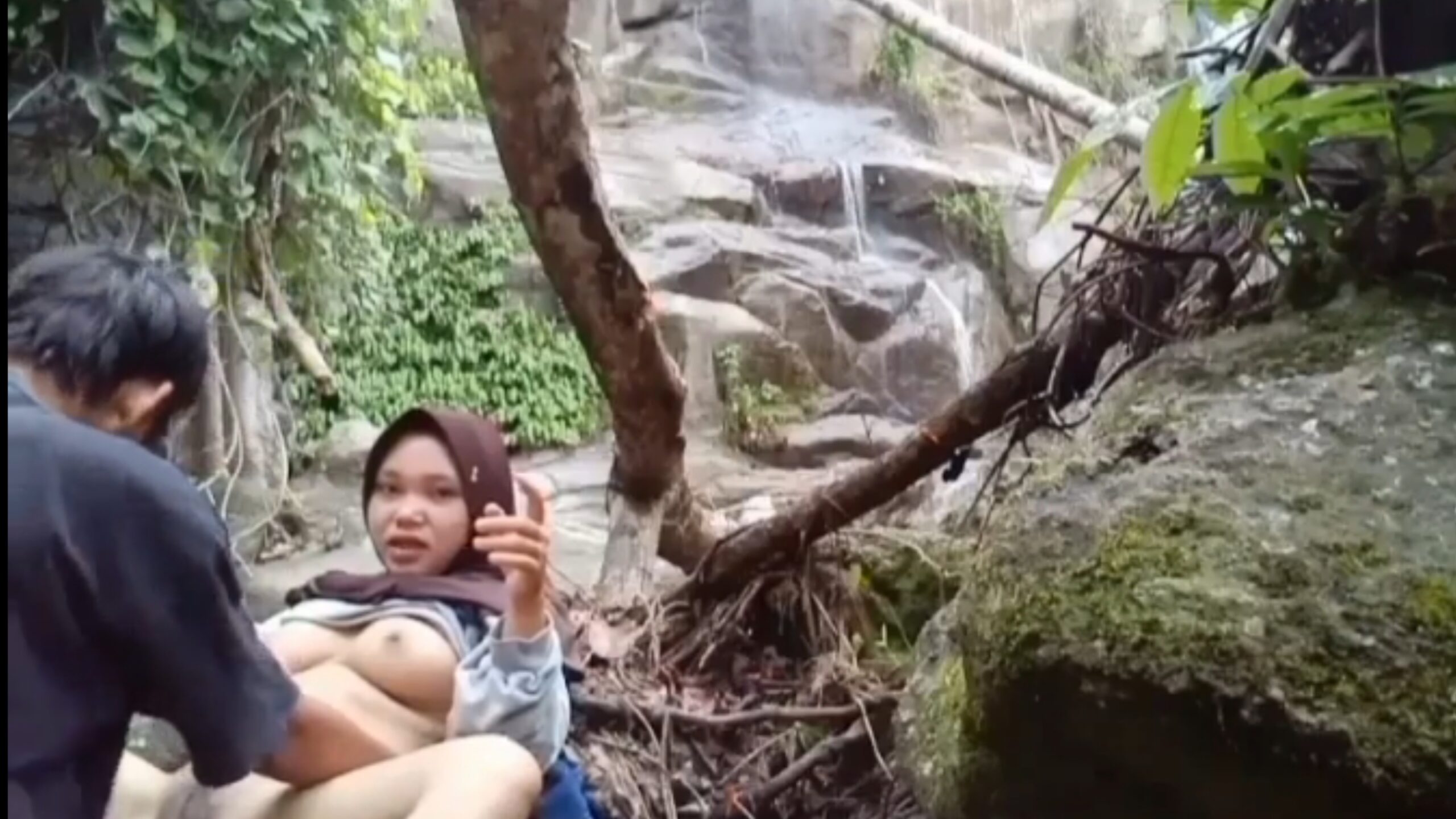 Bokep bocil SMP hijab pasrah ngewe di hutan