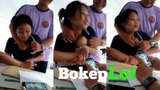 Bokep SMP bocil di paksa grepe di depan teman