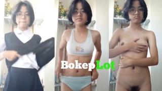 Bokep SMP Abg bocil kacamata jembut lebat
