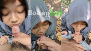 Bokep SMP bocil hijab mesum nyepong di hutan