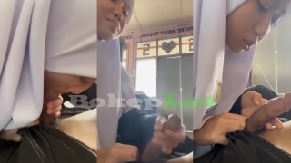 Bokep SMP Nur Lisa bocil viral mesum nyepong di kelas