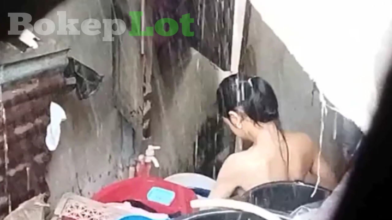 Bokep Smp ujan enaknya ngintip bocil mandi